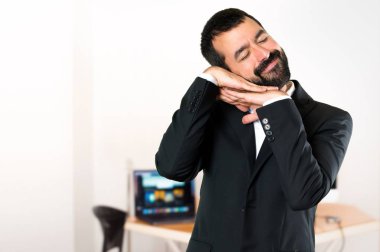 Yakışıklı işadamı yapım uyku jest ofiste
