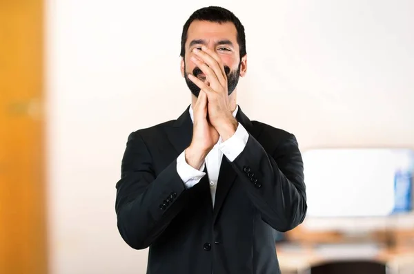 Красивый бизнесмен аплодирует в офисе — стоковое фото