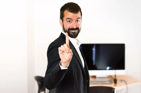 Bonito homem de negócios contando um no escritório — Fotografia de Stock