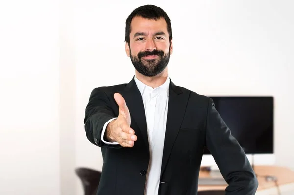 Bonito homem de negócios fazendo um acordo no escritório — Fotografia de Stock