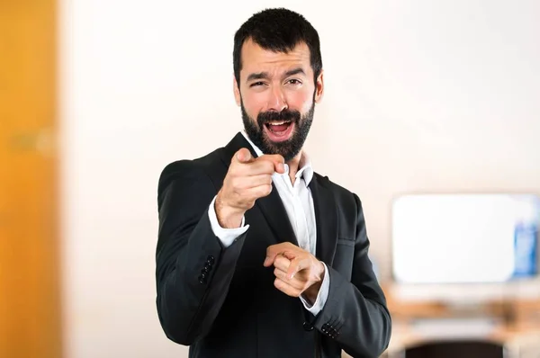 Hombre de negocios guapo señalando al frente en la oficina — Foto de Stock