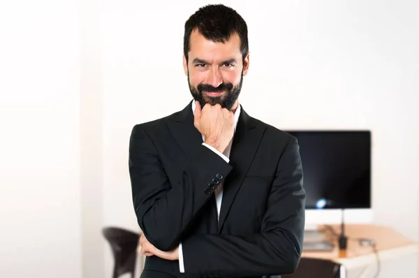 Hombre de negocios guapo pensando en la oficina — Foto de Stock