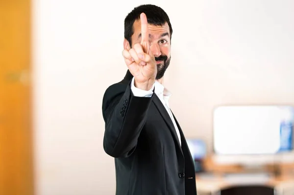 Красивий бізнесмен торкається прозорого екрану в офісі — стокове фото