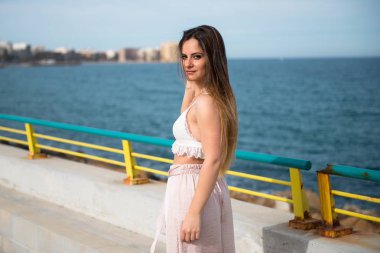 güzel genç kız poz