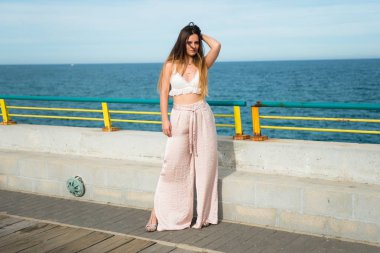 güzel genç kız poz