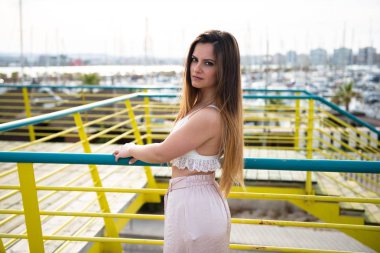 güzel genç kız poz