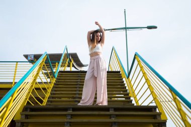 güzel genç kız poz