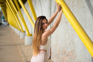 Açık genç ve güzel kadın