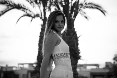 Parktaki güzel genç kız.