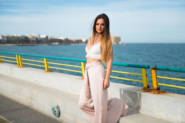 güzel genç kız poz