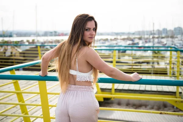 güzel genç kız poz