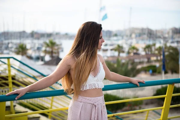 güzel genç kız poz