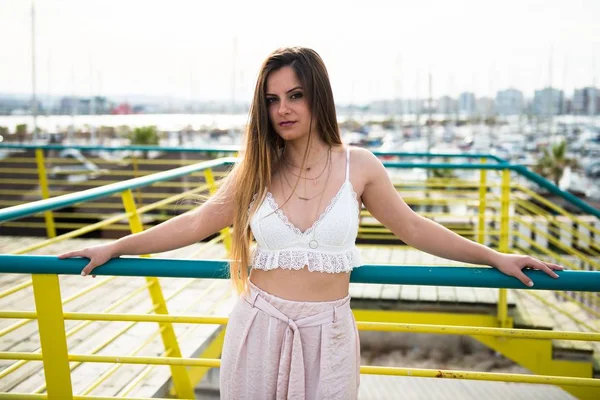 güzel genç kız poz