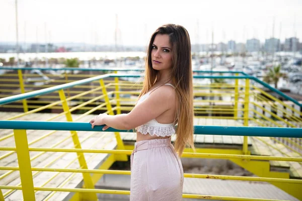 güzel genç kız poz