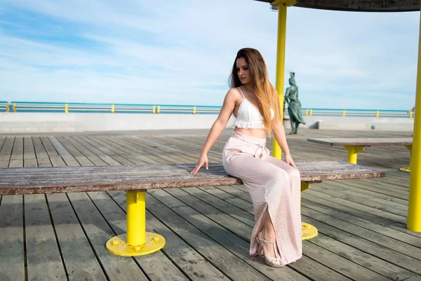 güzel genç kız poz