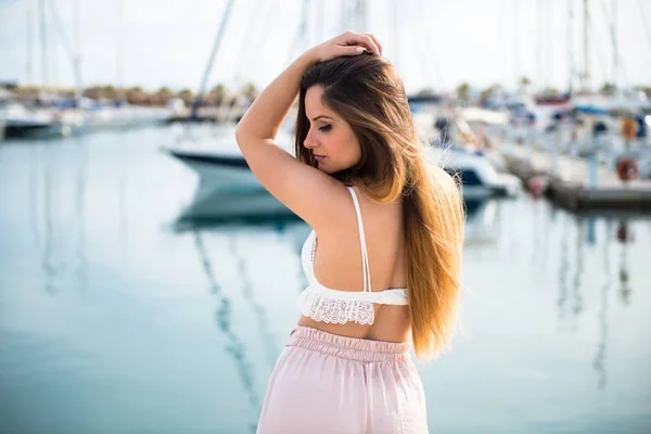 Hermosa joven en un puerto —  Fotos de Stock