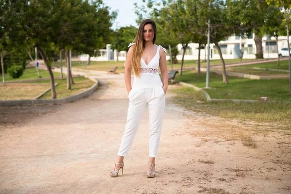 Parktaki güzel genç kız.