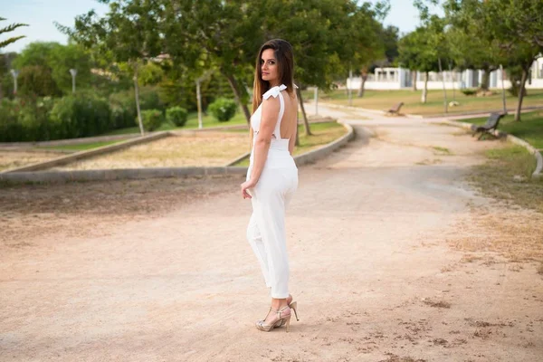 Parktaki güzel genç kız.