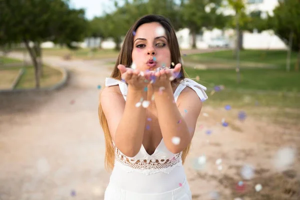 Menina bonita em um parque com confete — Fotografia de Stock