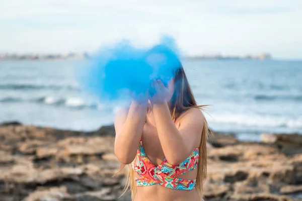 Красива молода дівчина на пляжі з блакитним кольором холі — стокове фото