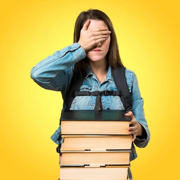 Девочка-подросток с большим количеством книг и закрывающими глаза — стоковое фото