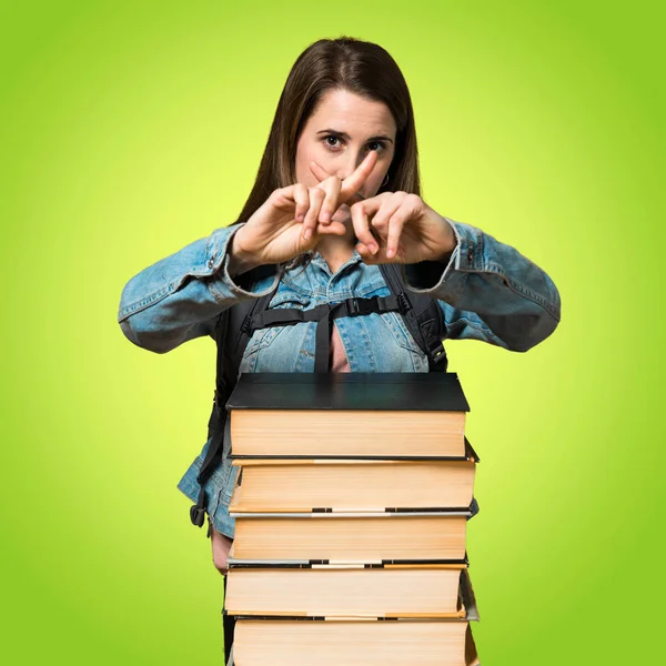 Tiener student meisje met een heleboel boeken en geen gebaar maken — Stockfoto