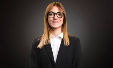 Genç iş kadını koyu arka plan üzerinde