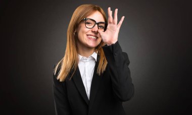 Koyu arka plan üzerine espri genç iş kadını