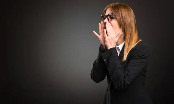 Joven mujer de negocios gritando sobre fondo oscuro —  Fotos de Stock