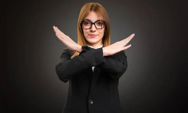 Jonge zakenvrouw geen gebaar maken op donkere achtergrond — Stockfoto