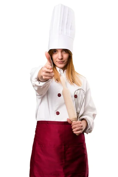 Mulher chef bonita fazendo gesto arma — Fotografia de Stock