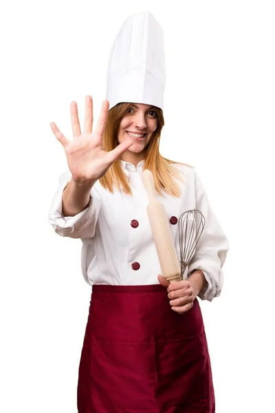 Kobieta piękna chef licząc pięć — Zdjęcie stockowe