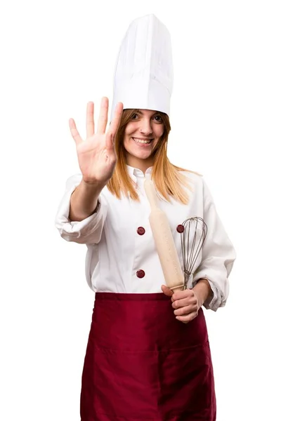 Kobieta piękna chef liczenia cztery — Zdjęcie stockowe
