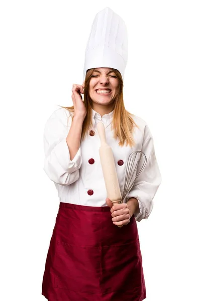 Красива шеф-кухарка, що прикриває вуха — стокове фото