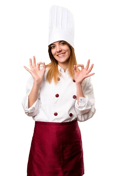 Hermosa mujer chef haciendo signo OK — Foto de Stock