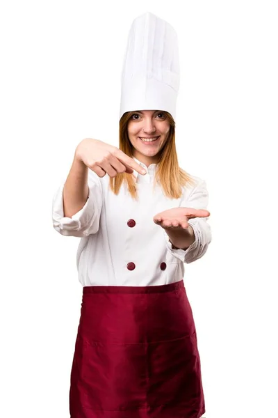 Красивая женщина шеф-повар держит что-то — стоковое фото