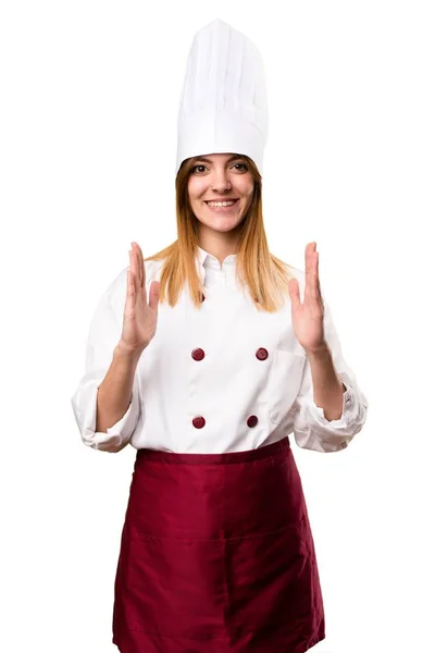 Hermosa mujer chef sosteniendo algo — Foto de Stock