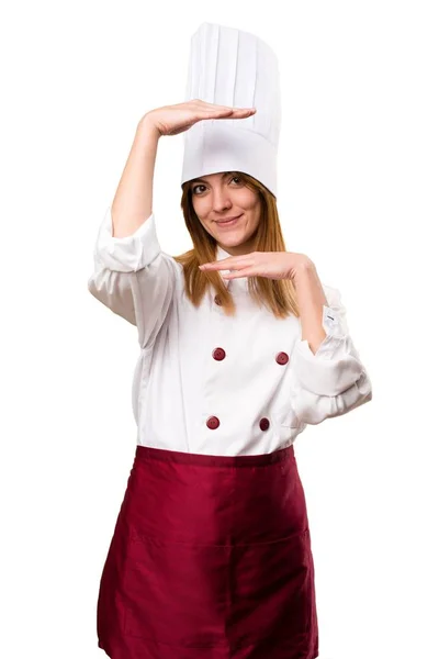 Hermosa mujer chef sosteniendo algo — Foto de Stock