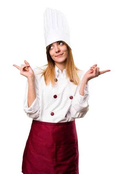 Hermosa chef mujer señalando a los laterales que tienen dudas — Foto de Stock