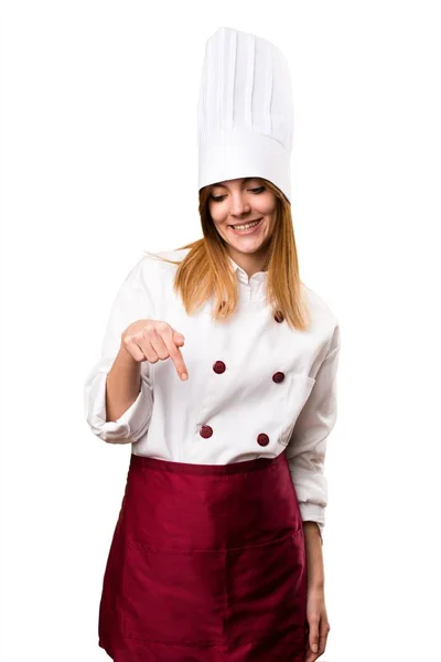 Linda chef mulher apontando para baixo — Fotografia de Stock