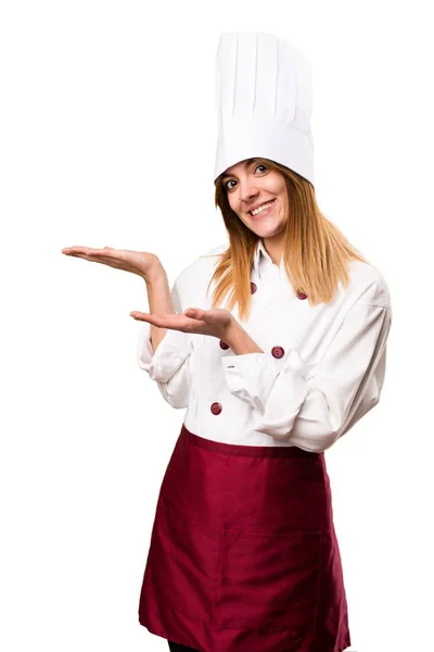 Kobieta piękna chef, prezentując coś — Zdjęcie stockowe