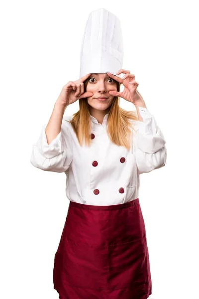 Krásné šéfkuchař žena ukazuje něco — Stock fotografie
