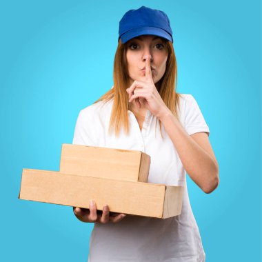 Teslimat kadın yapma sessizlik jest renkli arka plan üzerinde