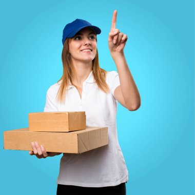 Renkli backgr şeffaf ekranda dokunmadan teslim kadın