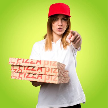 Pizza teslim kadın renkli arka plan üzerinde bağırarak