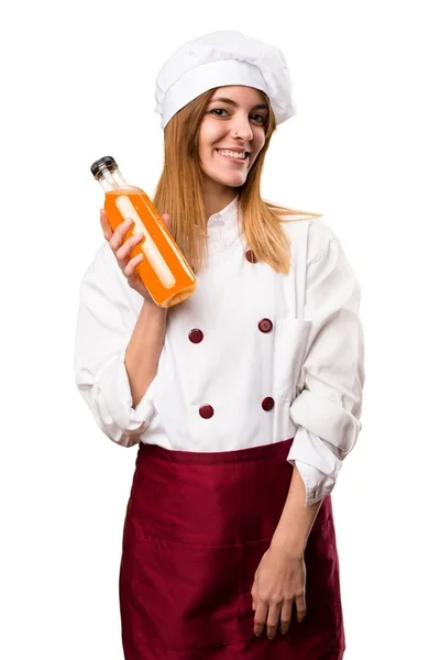 Щаслива красива шеф-кухарка тримає апельсиновий сік — стокове фото