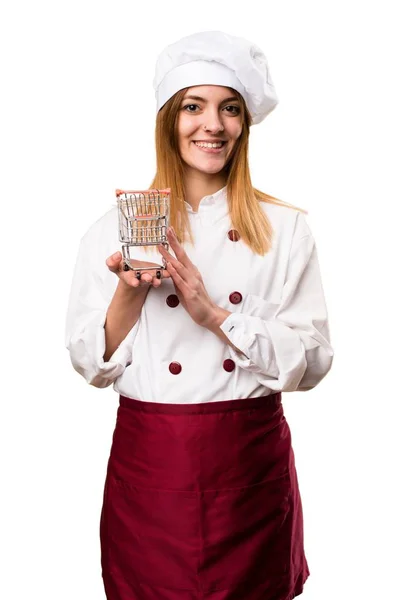 Felice Bella donna chef in possesso di un giocattolo carrello del supermercato — Foto Stock