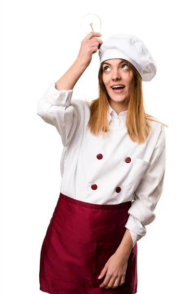 Kobieta piękna kucharz trzyma żarówkę — Zdjęcie stockowe