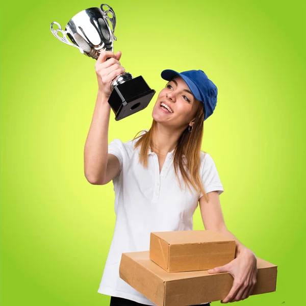 Consegna donna in possesso di un trofeo su sfondo colorato — Foto Stock