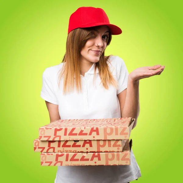 Доставка піци жінка робить неважливий жест на барвистій спині — стокове фото